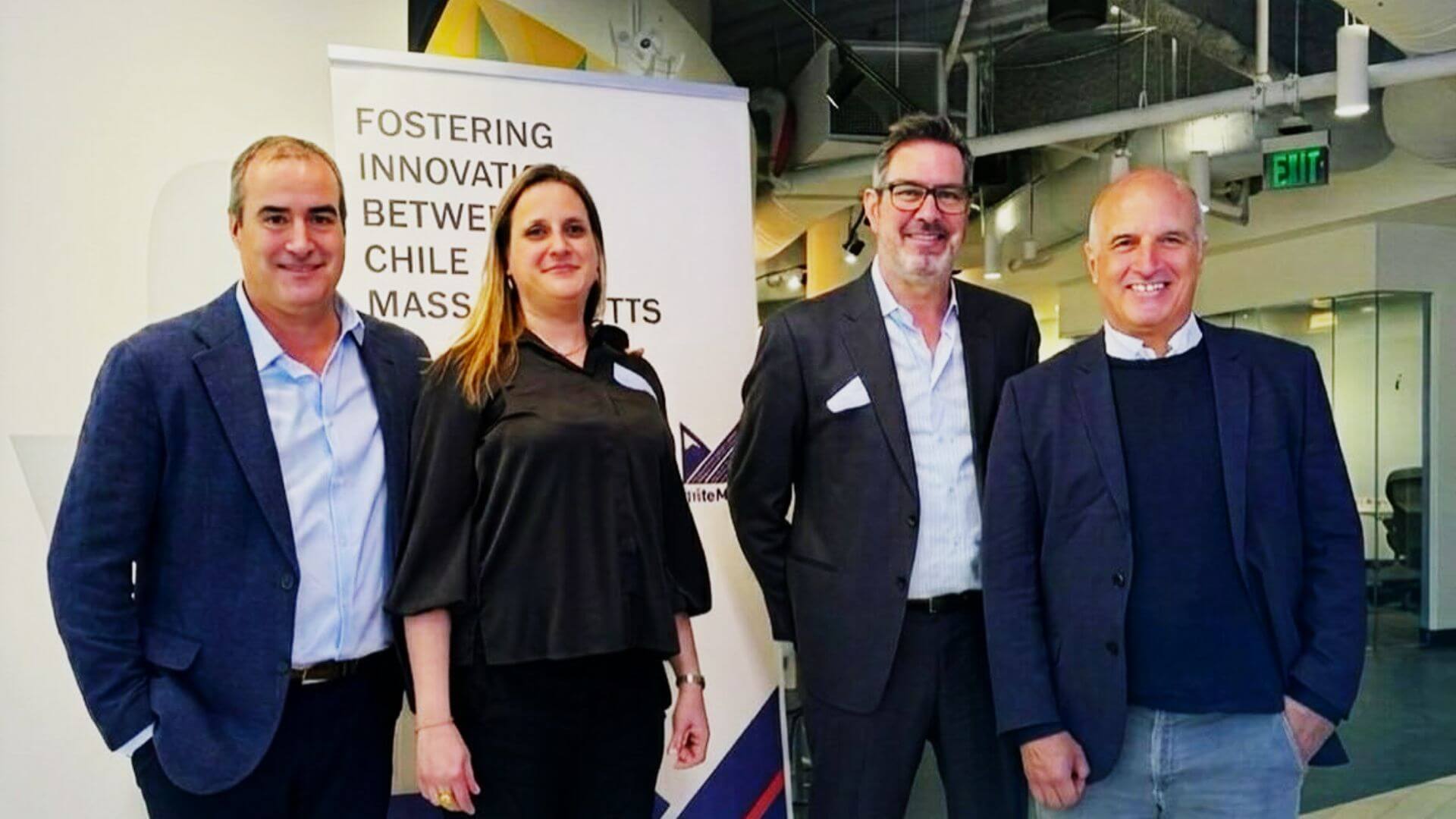 Cuatro representantes posan durante un encuentro de innovación, con integrantes de Neomente entre los asistentes.