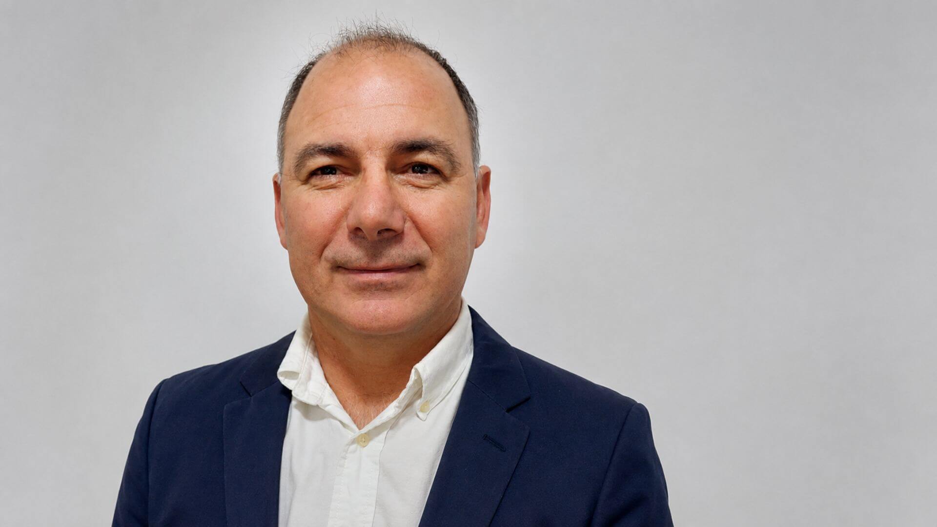 Retrato de Diego Muñoz, director de Aumax y especialista en IoT y redes inteligentes en transporte y logística industrial.