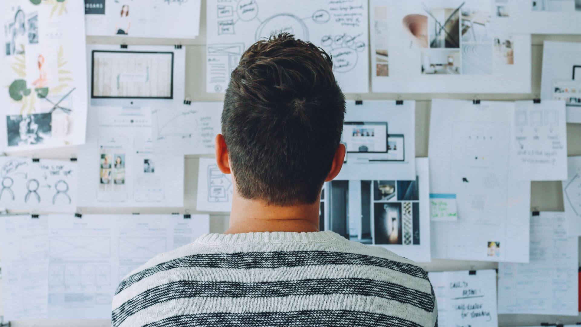 Un emprendedor analiza bocetos y planes de negocio vinculados con las acciones de una startup creada por un solo fundador.