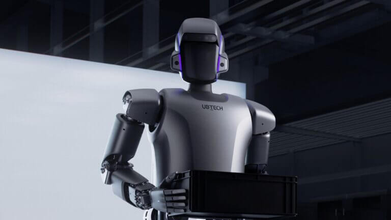 Robot de UBTech con una caja negra en una planta industrial, ejemplo del uso de robots humanoides en tareas logísticas.