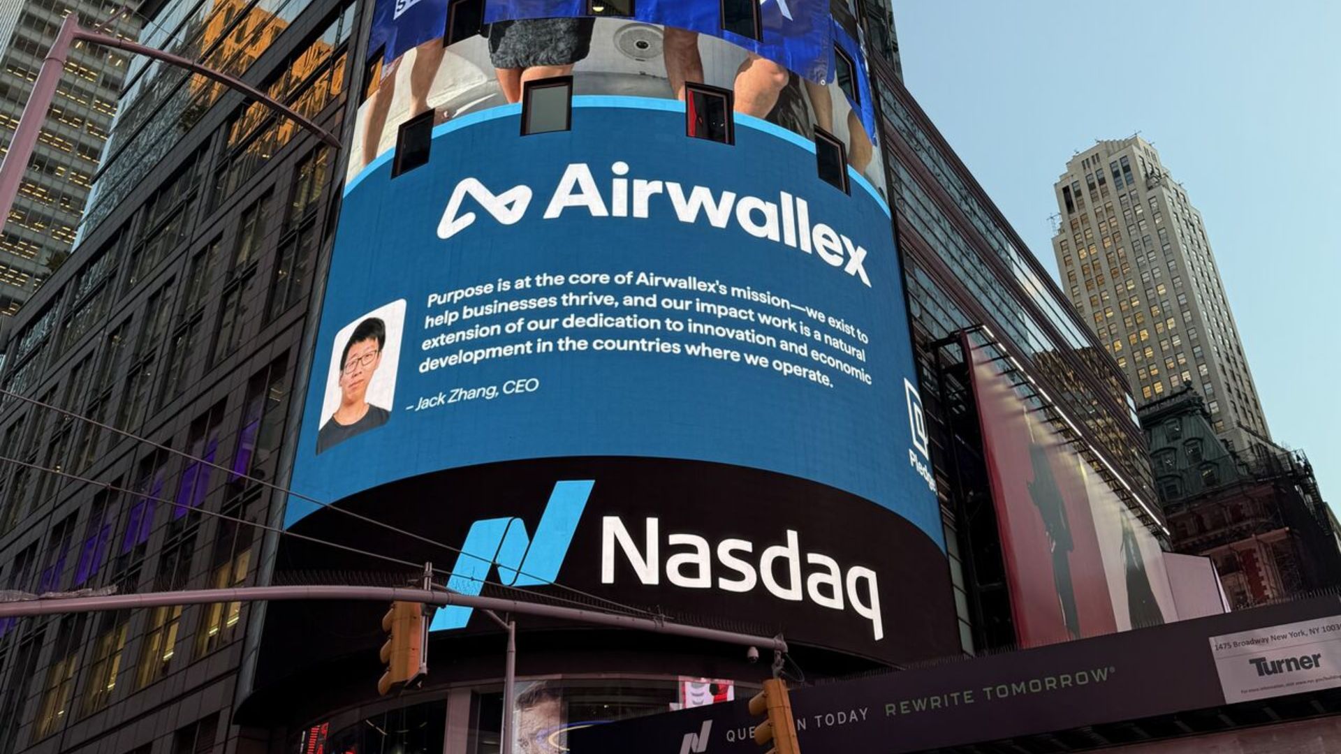 Pantalla de Nasdaq en Nueva York con el logo de Airwallex, un mensaje corporativo y un retrato de su CEO.