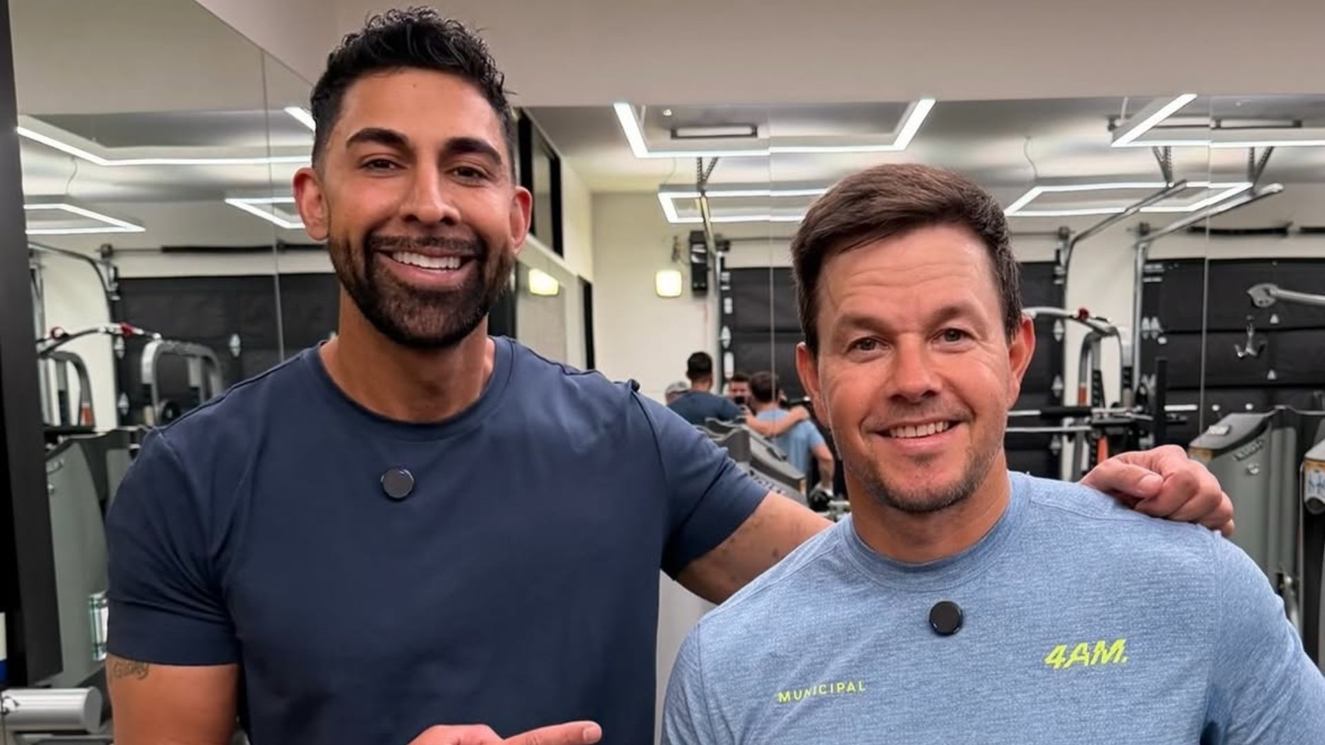 Dos hombres posan en un gimnasio, en una imagen vinculada con Dhar Mann y su negocio de contenidos digitales.
