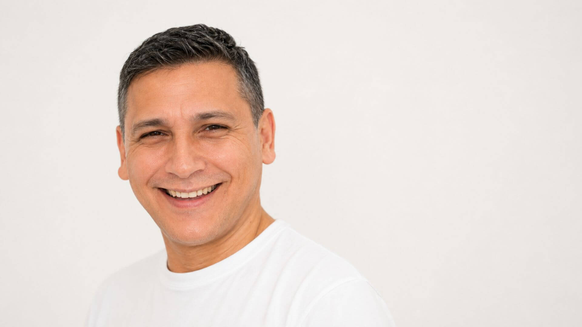 Retrato de Esteban Barbosa, ingeniero de FanIOT y especialista en infraestructura para IoT y redes inteligentes en transporte.