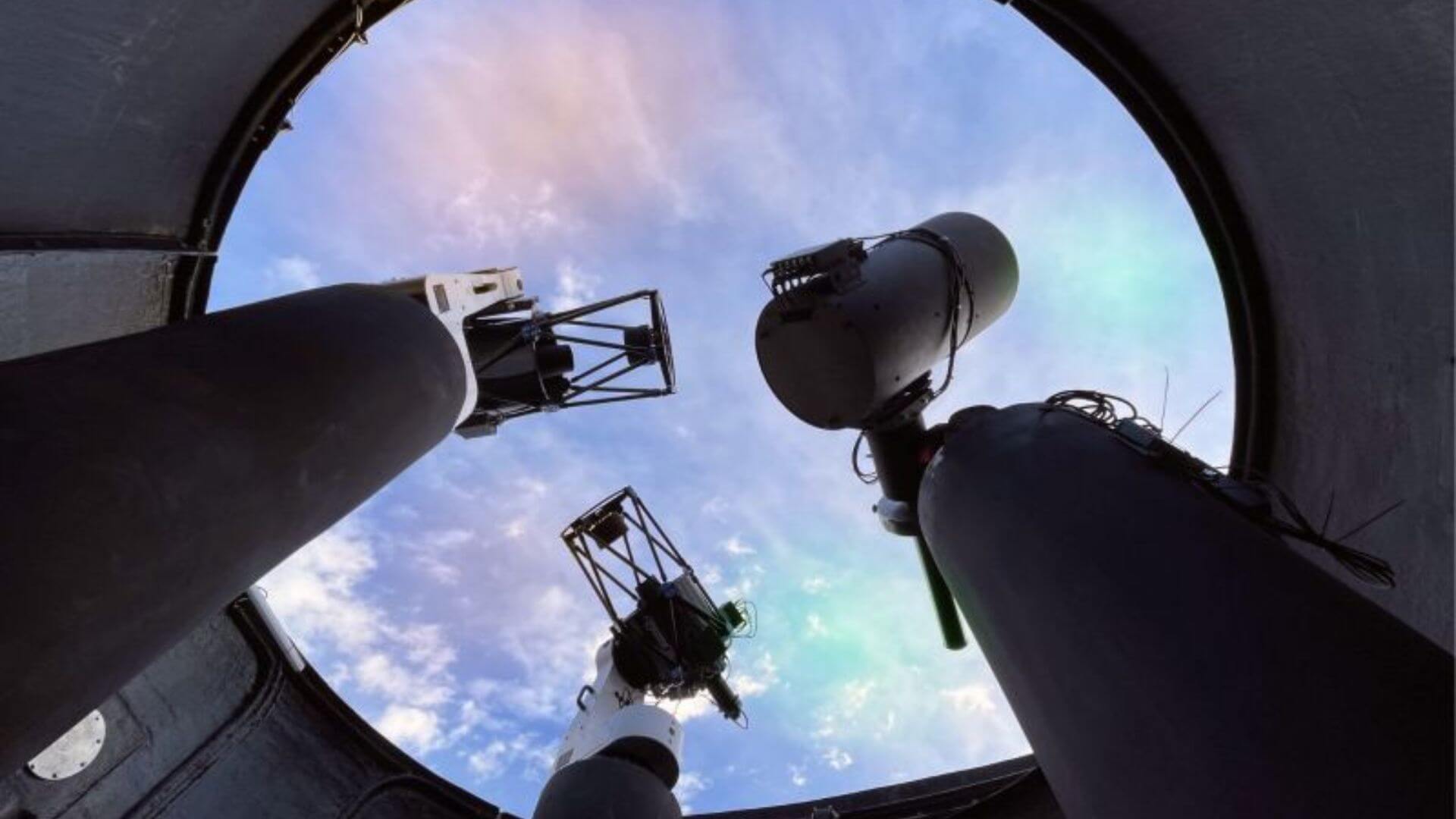 Equipos ópticos de Digantara apuntan al cielo desde una estación terrestre dedicada al seguimiento de objetos en órbita.