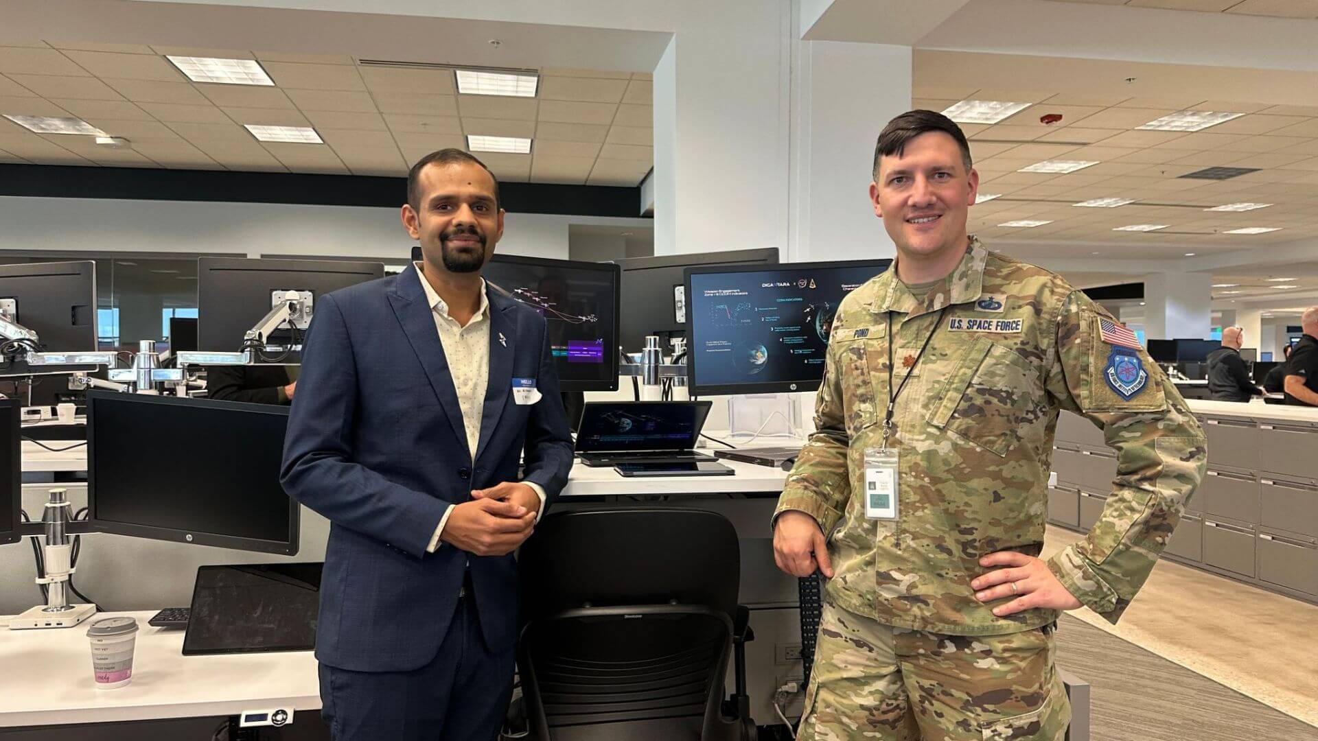 Representante de Digantara junto a un oficial de la Fuerza Espacial de Estados Unidos en un centro de operaciones.