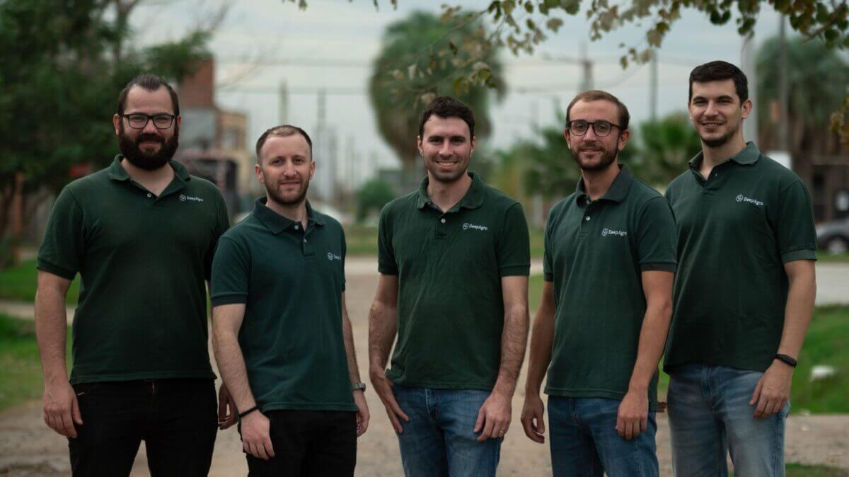 Los cinco fundadores de DeepAgro posan con la indumentaria identificada con el nombre de la startup.