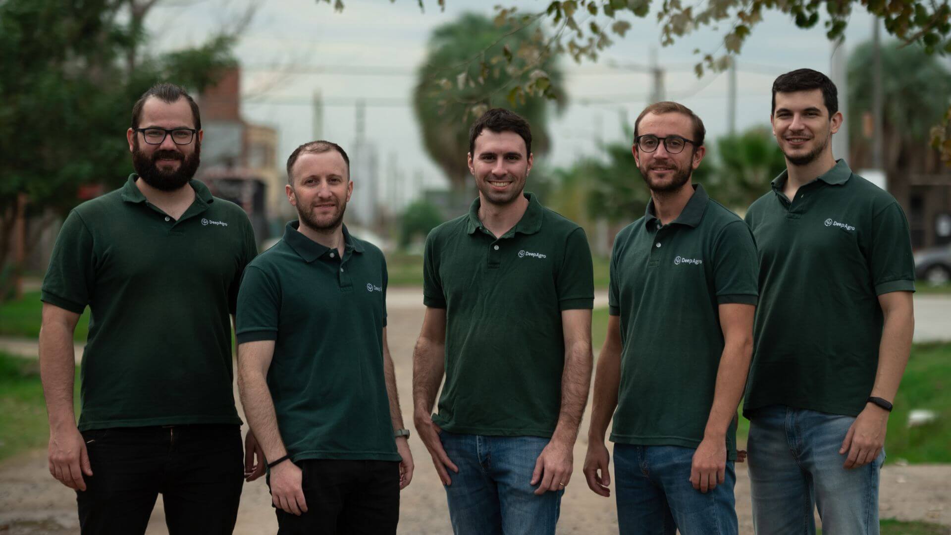 Los cinco fundadores de DeepAgro posan con la indumentaria identificada con el nombre de la startup.