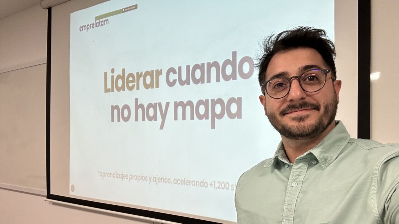 Juan Manuel Amorós, fundador de Emprelatam, durante una presentación sobre liderazgo y crecimiento de startups.