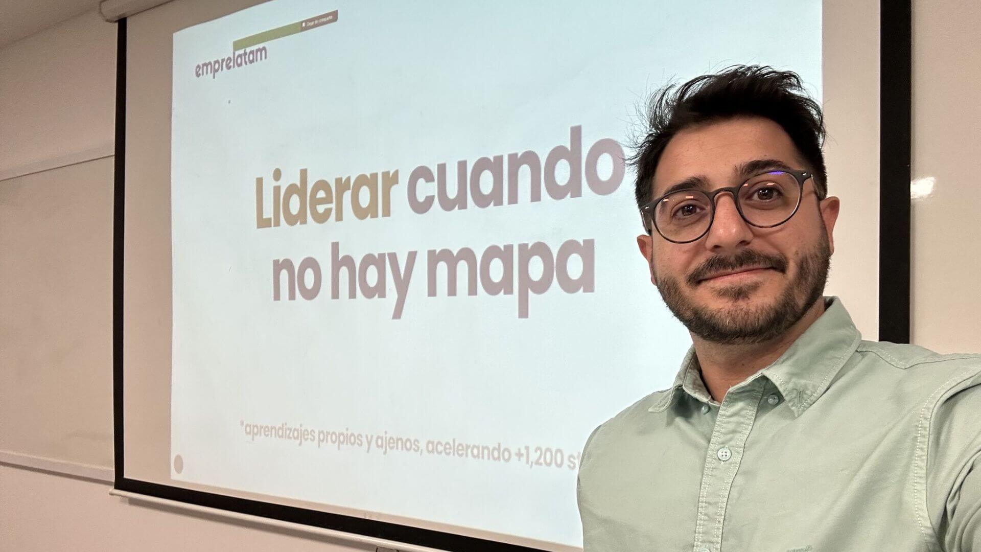 Juan Manuel Amorós, fundador de Emprelatam, durante una presentación sobre liderazgo y crecimiento de startups.