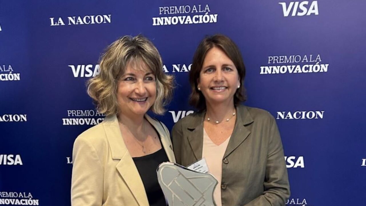 Marina Simian y Adriana de Siervi, cofundadoras de Oncoliq, durante la entrega del Premio a la Innovación
