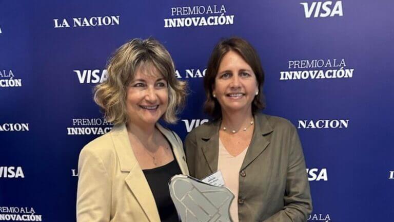 Marina Simian y Adriana de Siervi, cofundadoras de Oncoliq, durante la entrega del Premio a la Innovación
