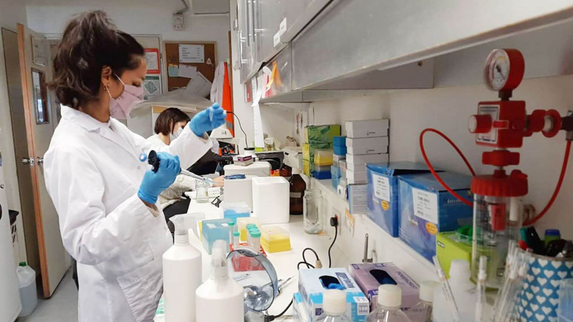 Investigadora procesa muestras en el laboratorio donde se desarrolla la tecnología de Oncoliq