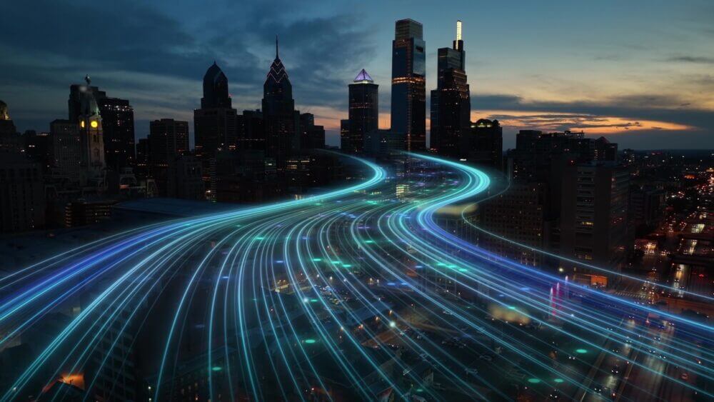 Ciudad con líneas luminosas que representan datos compartidos e infraestructura pública digital entre servicios urbanos.