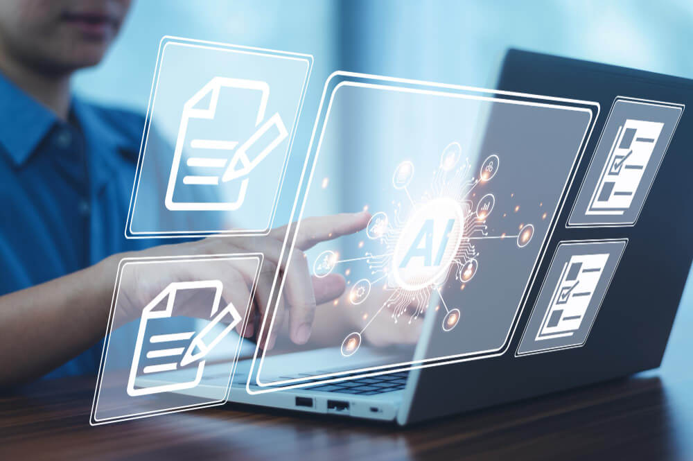 Persona frente a una notebook con íconos digitales de documentos e inteligencia artificial, representación del uso de contract analytics en contratos.