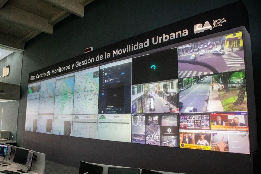 Videowall del Centro de Monitoreo y Gestión de la Movilidad Urbana de Buenos Aires con cámaras, mapas y datos de tránsito.