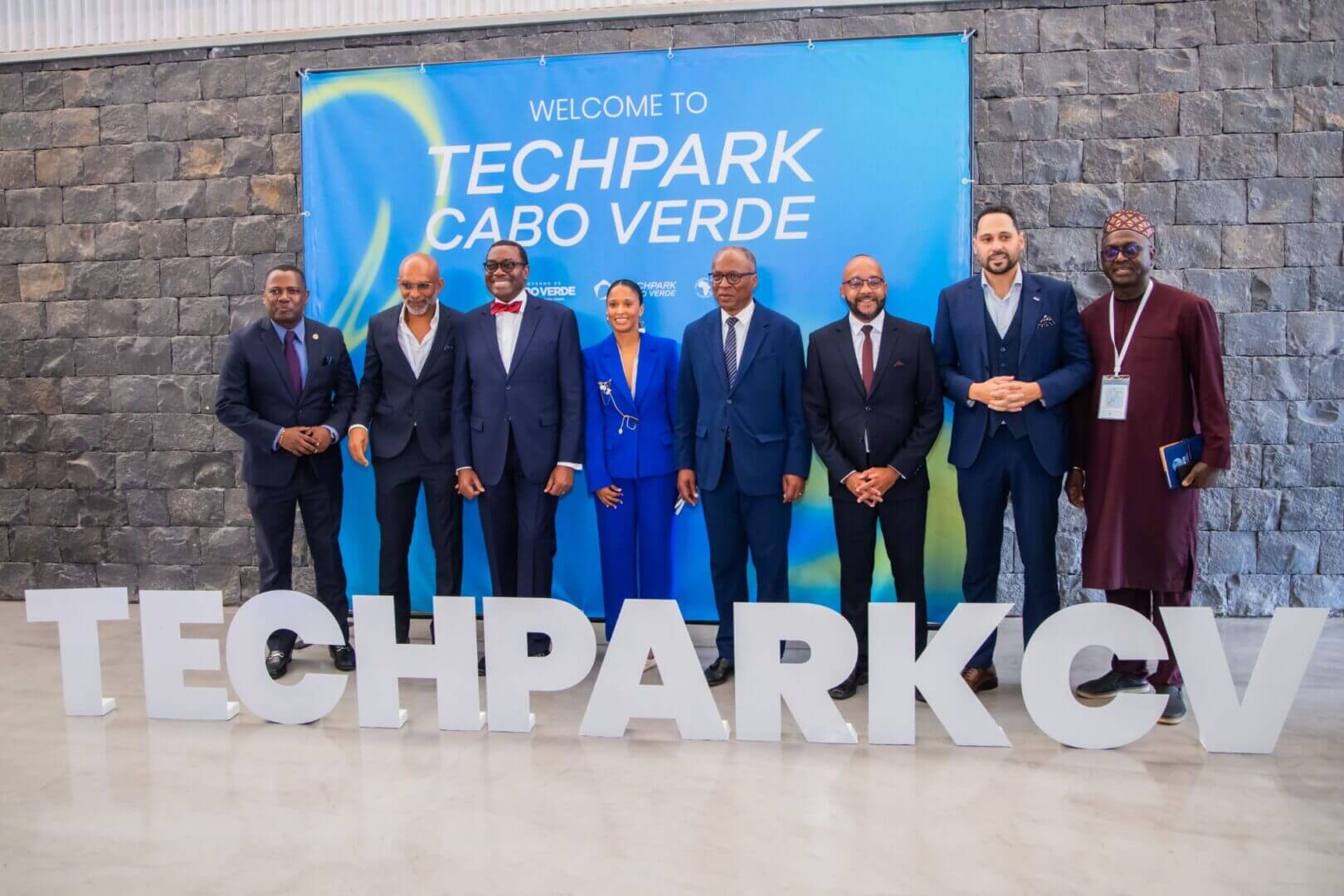 Autoridades y representantes posan frente al cartel del TechPark Cabo Verde, el parque tecnológico del país.