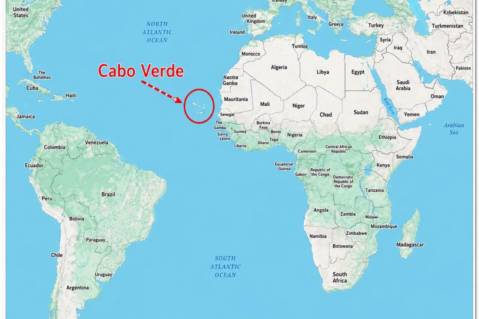 Mapa mundial con Cabo Verde señalado en el Atlántico, entre África occidental y América del Sur.