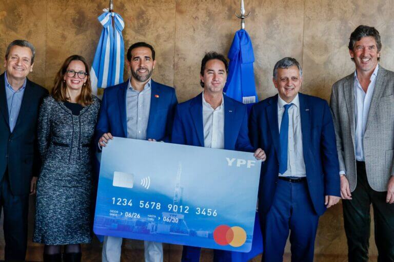 Directivos de YPF y Mastercard posan junto a una tarjeta gigante durante el anuncio de la Tarjeta prepaga YPF - Mastercard.