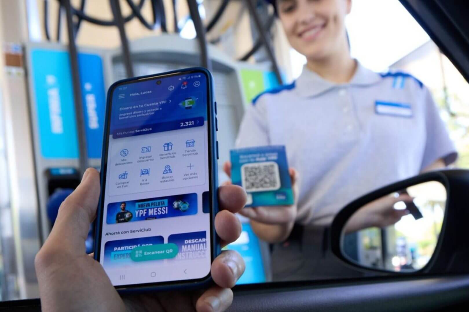 Usuario usa App YPF en una estación de servicio, parte del ecosistema de la Tarjeta prepaga YPF - Mastercard.