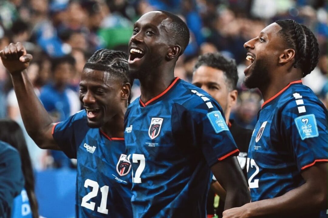 Jugadores de Cabo Verde celebran con camiseta azul durante un partido del Mundial 2026.