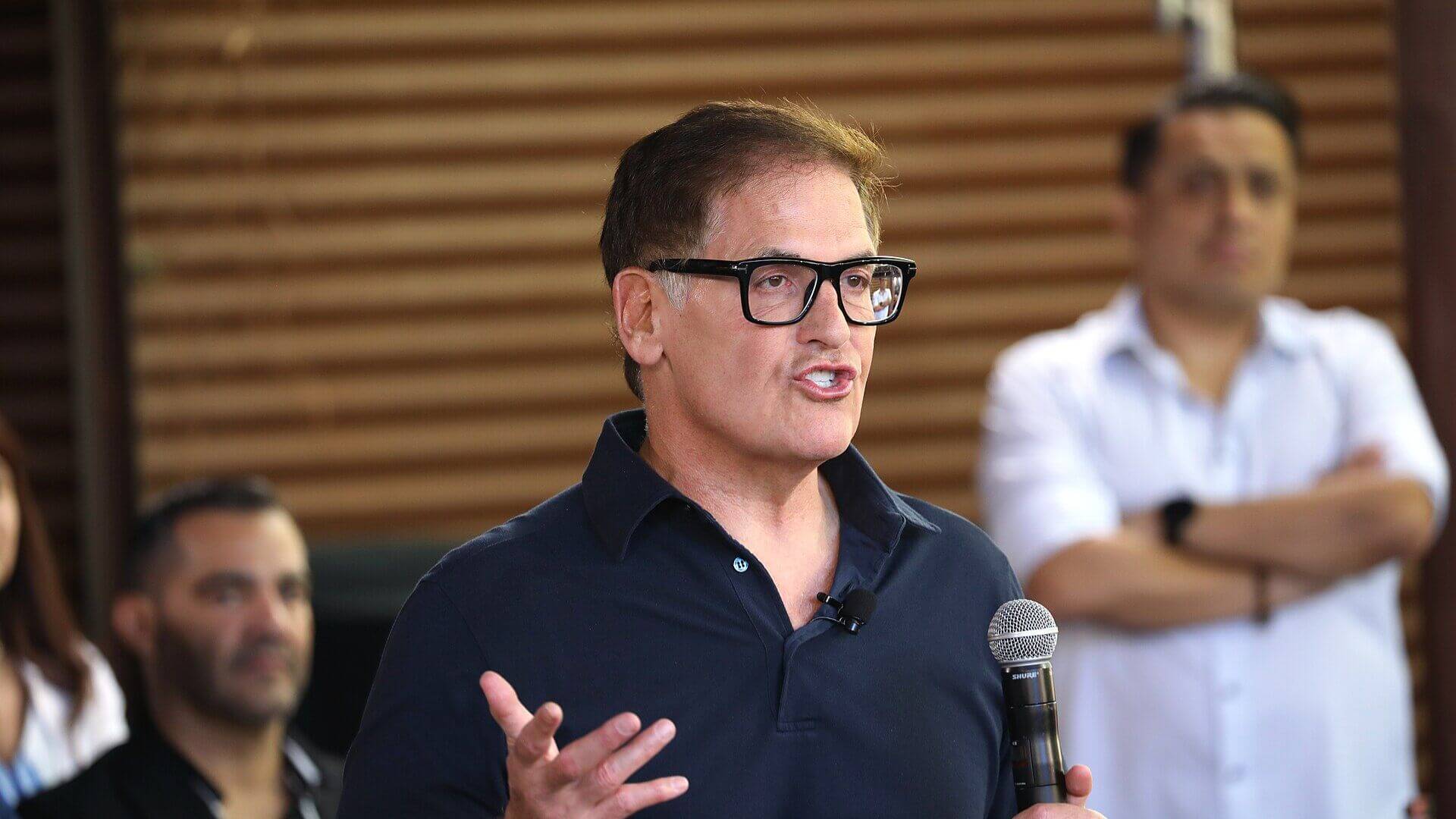 Ejecutivo con anteojos y micrófono durante una charla, en una nota sobre Mark Cuban y sus recomendaciones para las empresas.