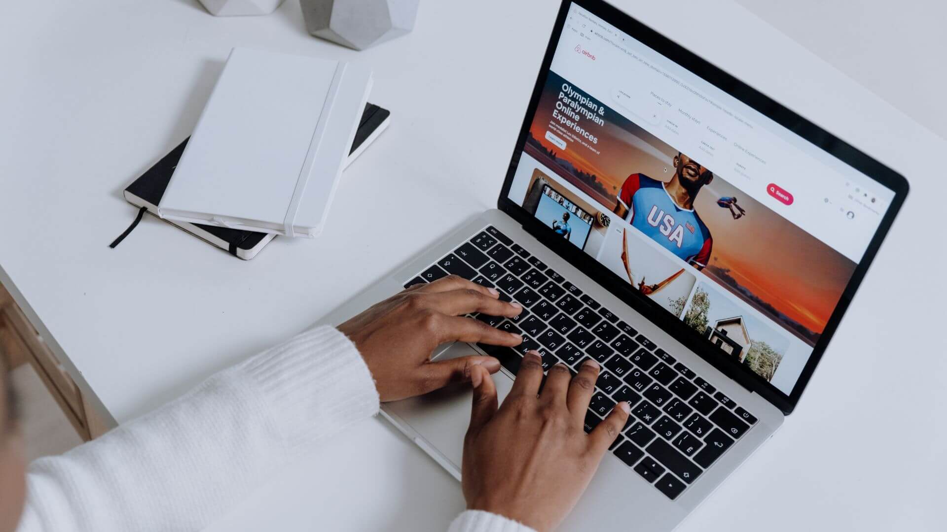 Persona frente a una notebook con una plataforma online vinculada con Sitio de Tiendas.