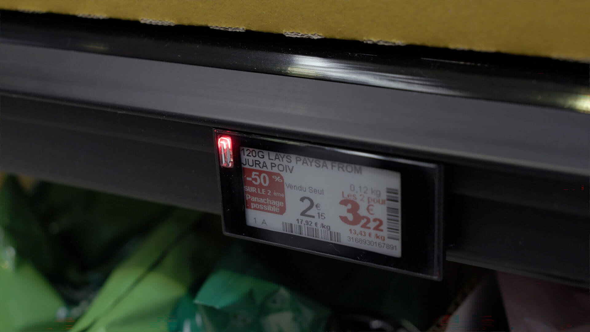 Primer plano de una etiqueta electrónica de precio instalada en una góndola conectada de supermercado.