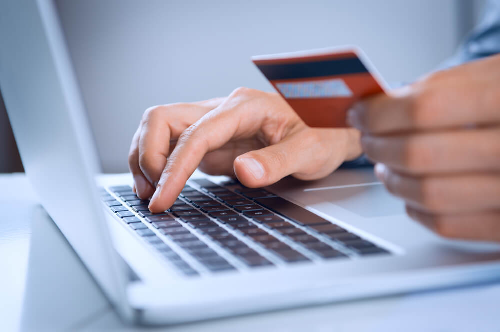Persona realizando una compra online con tarjeta de crédito, una interacción que genera first-party data para estrategias de retail media.