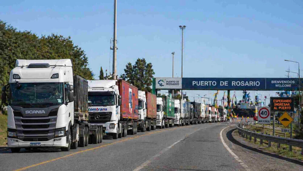 Camiones cargados esperan ingresar al Puerto de Rosario, un punto clave de la trazabilidad satelital agroindustrial.