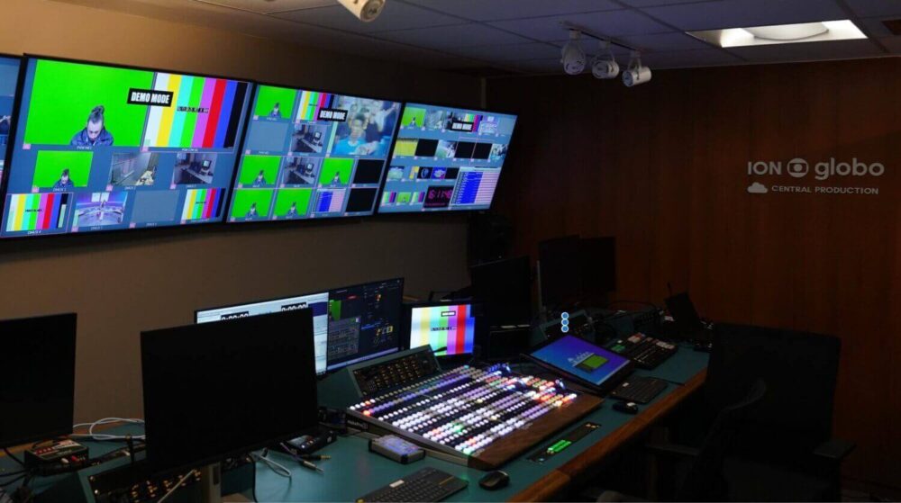 Sala de control de Globo con monitores, consola y sistemas utilizados en una producción audiovisual definida por software.