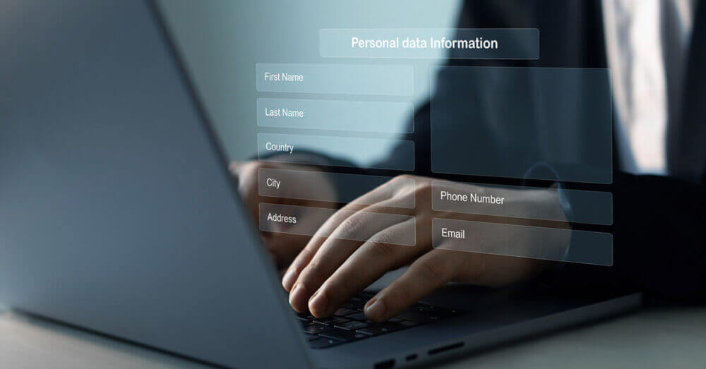 Persona cargando datos personales en una laptop, concepto vinculado a infraestructura pública digital y trámites online.