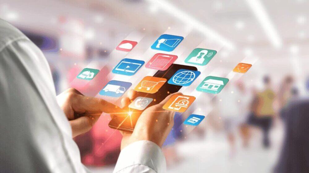 Dispositivo con aplicaciones de comercio electrónico y marketing digital que representan el uso de retail media en una estrategia omnicanal.