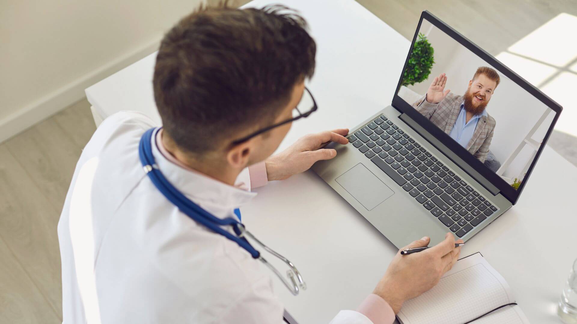 Médico realiza una consulta virtual desde una notebook, una herramienta vinculada con los hospitales inteligentes.
