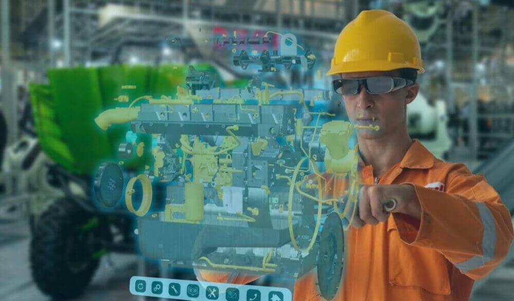 Trabajador con casco visualiza un modelo digital de maquinaria, una aplicación de gestión de datos para mantenimiento predictivo en minería.
