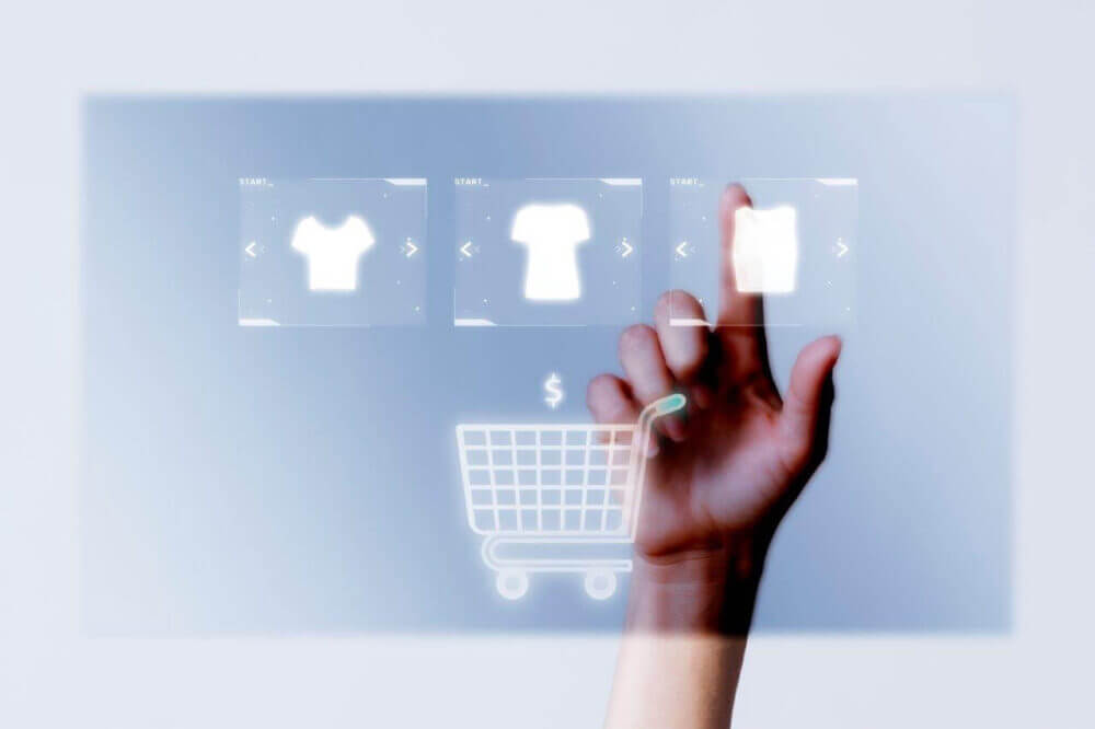 Mano selecciona un producto en una interfaz digital de compra vinculada con la personalización en retail.