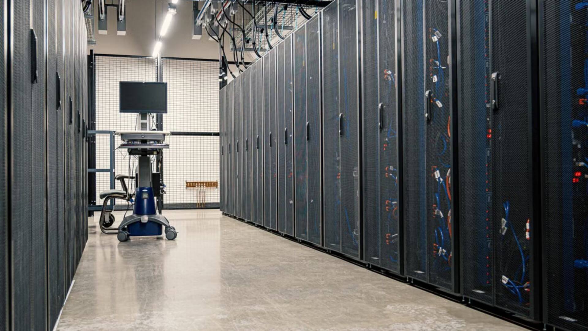 Centro de datos con servidores que procesan datos de entrenamiento para modelos de inteligencia artificial.