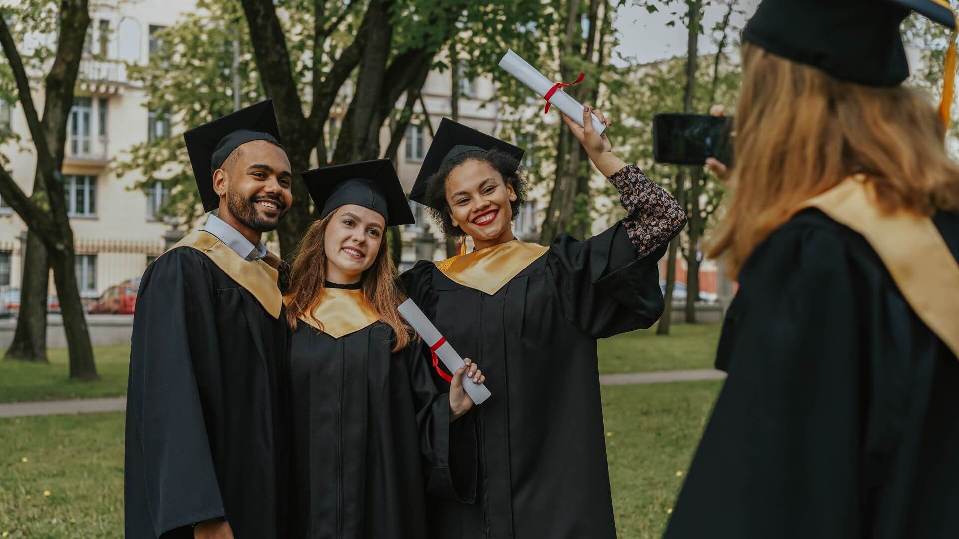 Jóvenes ingenieros recién graduados posan con sus diplomas al finalizar sus estudios universitarios.