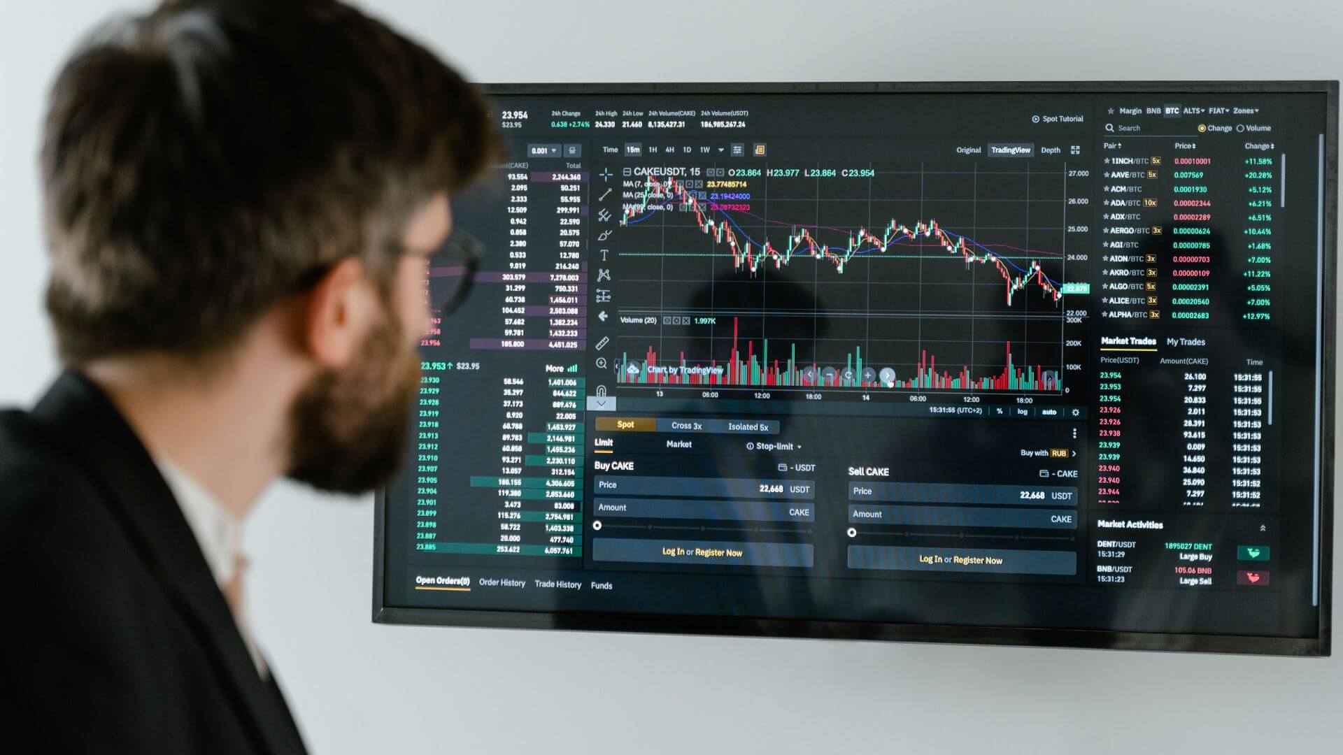 Operador analiza gráficos financieros en una pantalla, como referencia a la volatilidad bursátil de SpaceX.