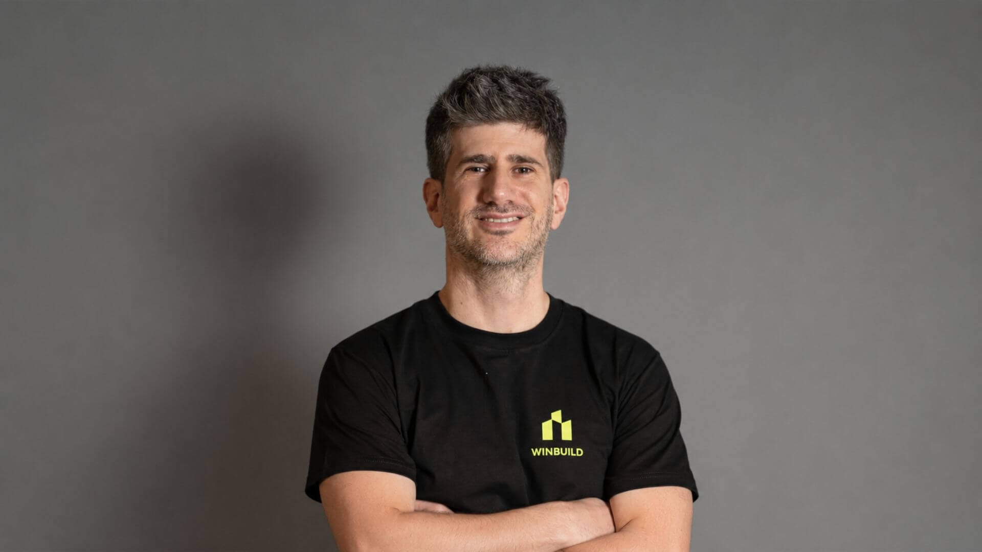 Javier Cohen Kichik, cofundador de Winbuild, posa con una remera de la startup argentina.