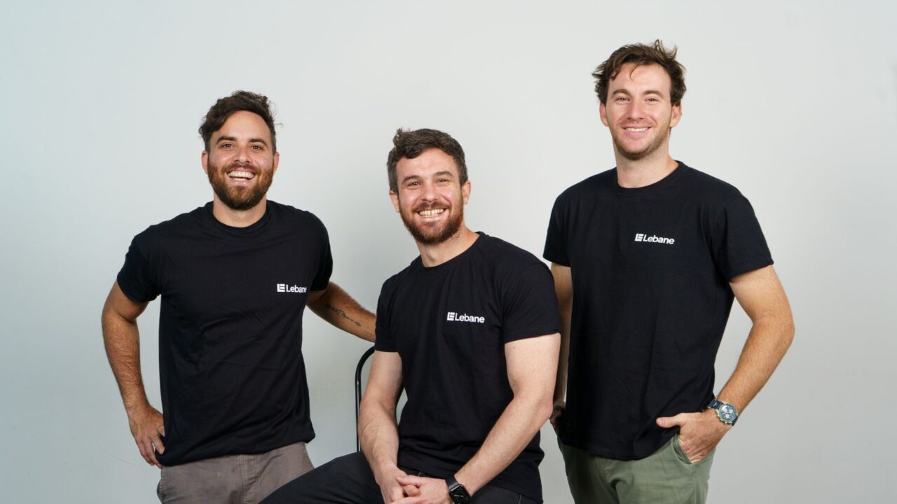 Los tres fundadores de Lebane posan con remeras negras de la startup argentina.