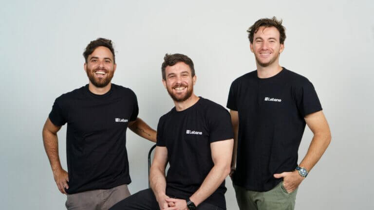 Los tres fundadores de Lebane posan con remeras negras de la startup argentina.