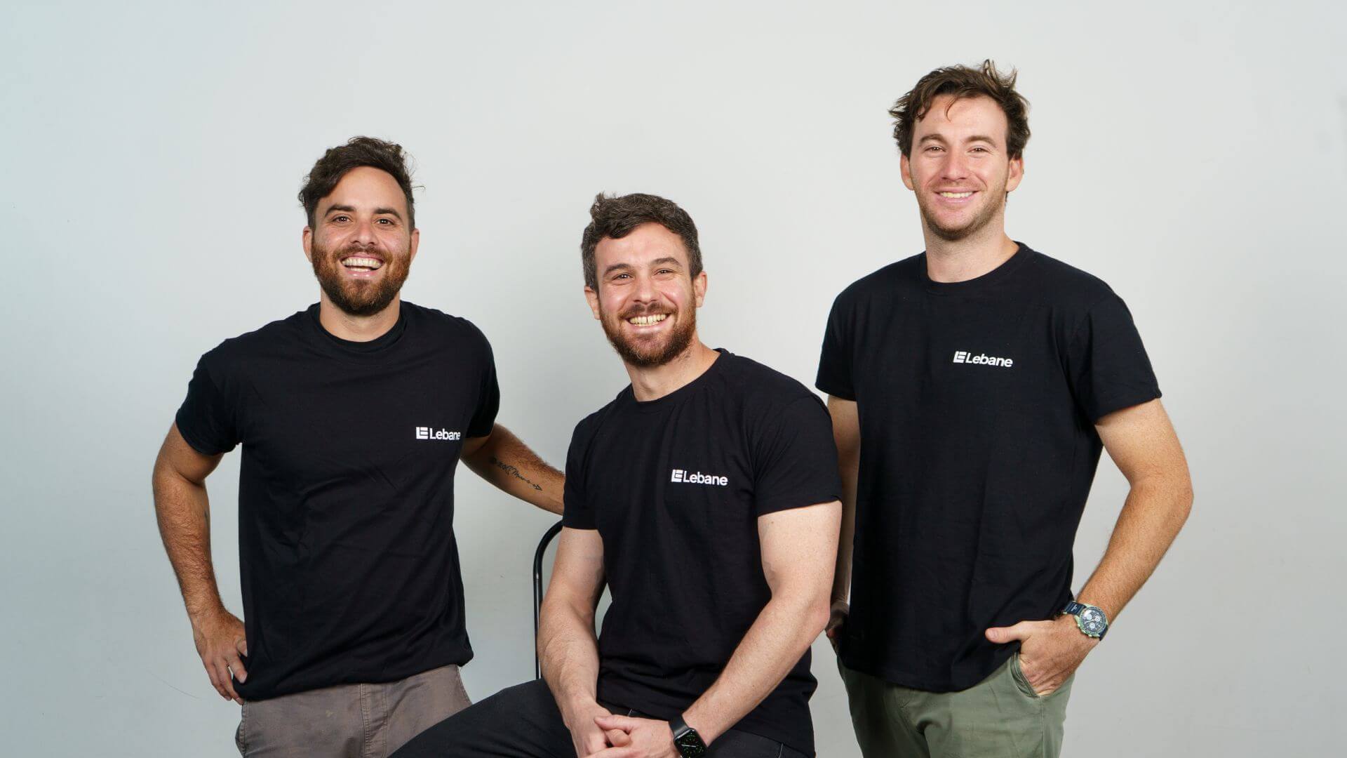 Los tres fundadores de Lebane posan con remeras negras de la startup argentina.