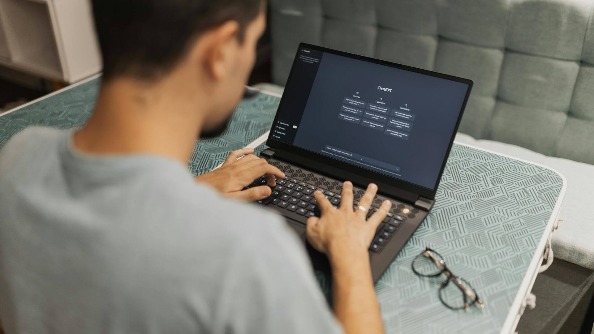 Persona frente a una notebook con una herramienta de inteligencia artificial en pantalla, vinculada con el empleo en IA.