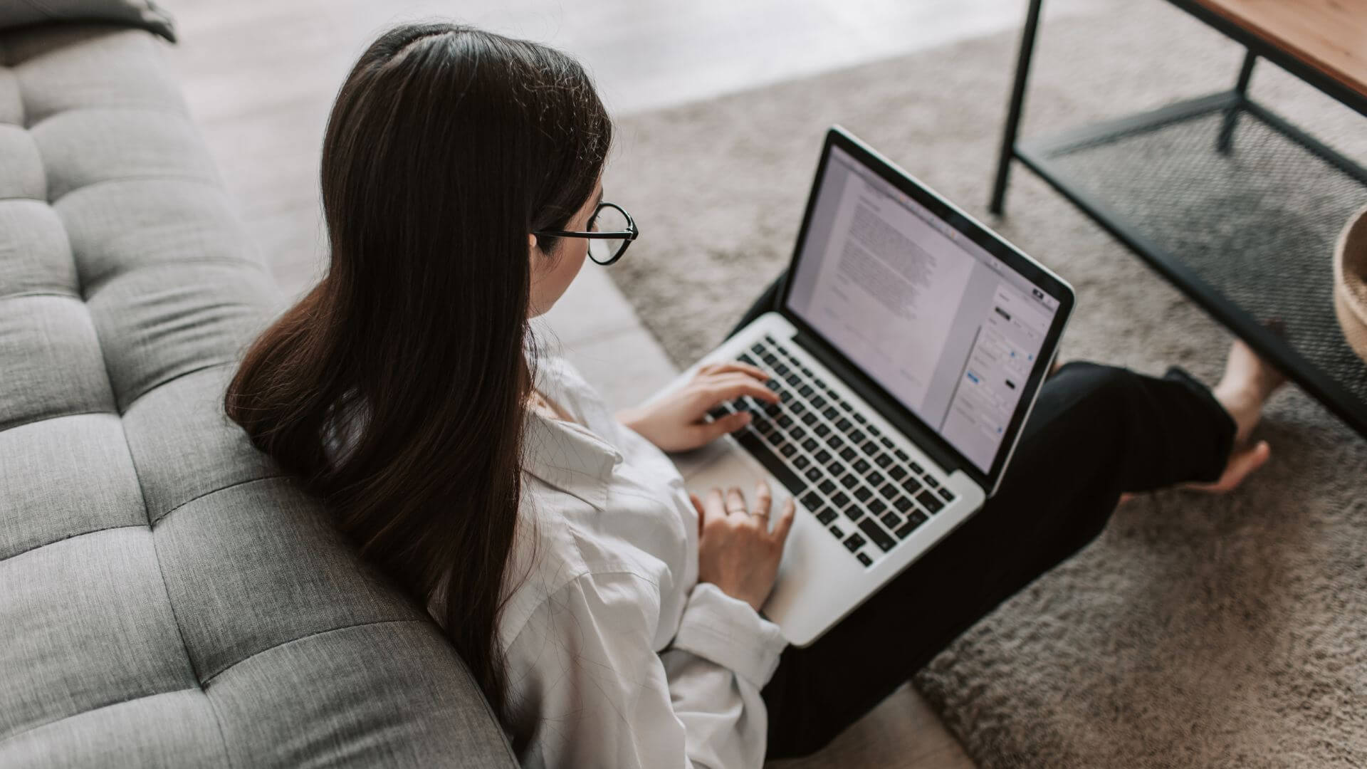 Mujer con una notebook en un espacio de trabajo remoto, una modalidad asociada con el empleo en IA y las profesiones digitales.
