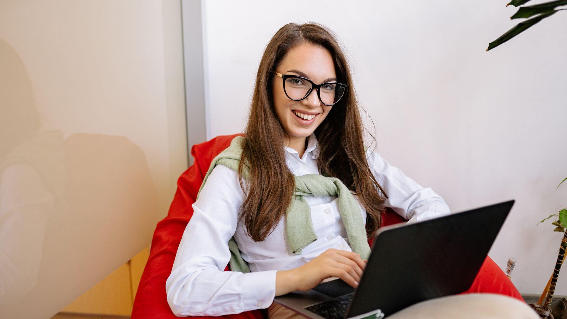 Profesional frente a una notebook en una oficina, una escena vinculada con el empleo en IA y el mercado tecnológico.