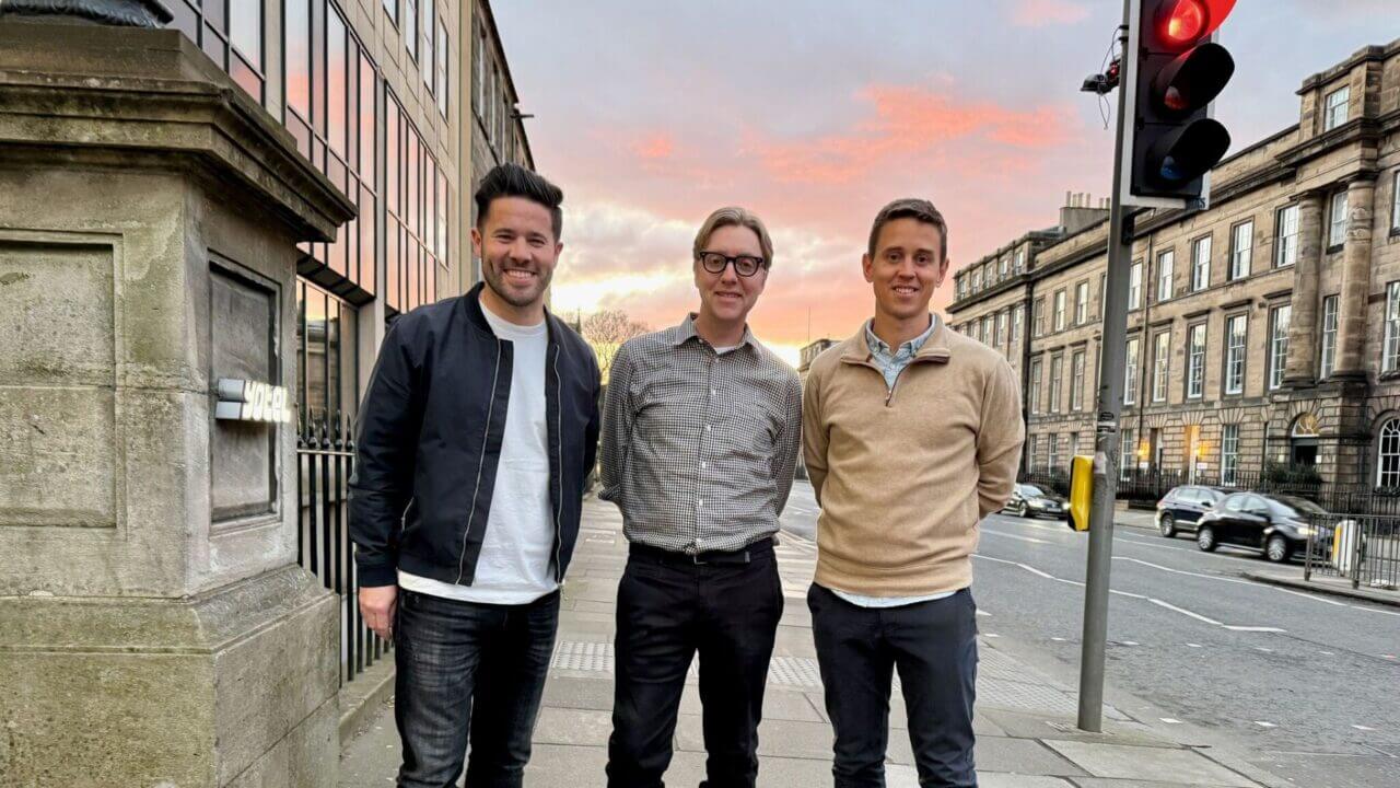 Los tres fundadores de Electrify Video Partners aparecen juntos en una calle del Reino Unido.