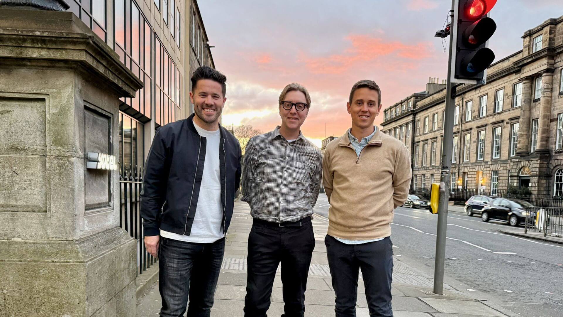 Los tres fundadores de Electrify Video Partners aparecen juntos en una calle del Reino Unido.