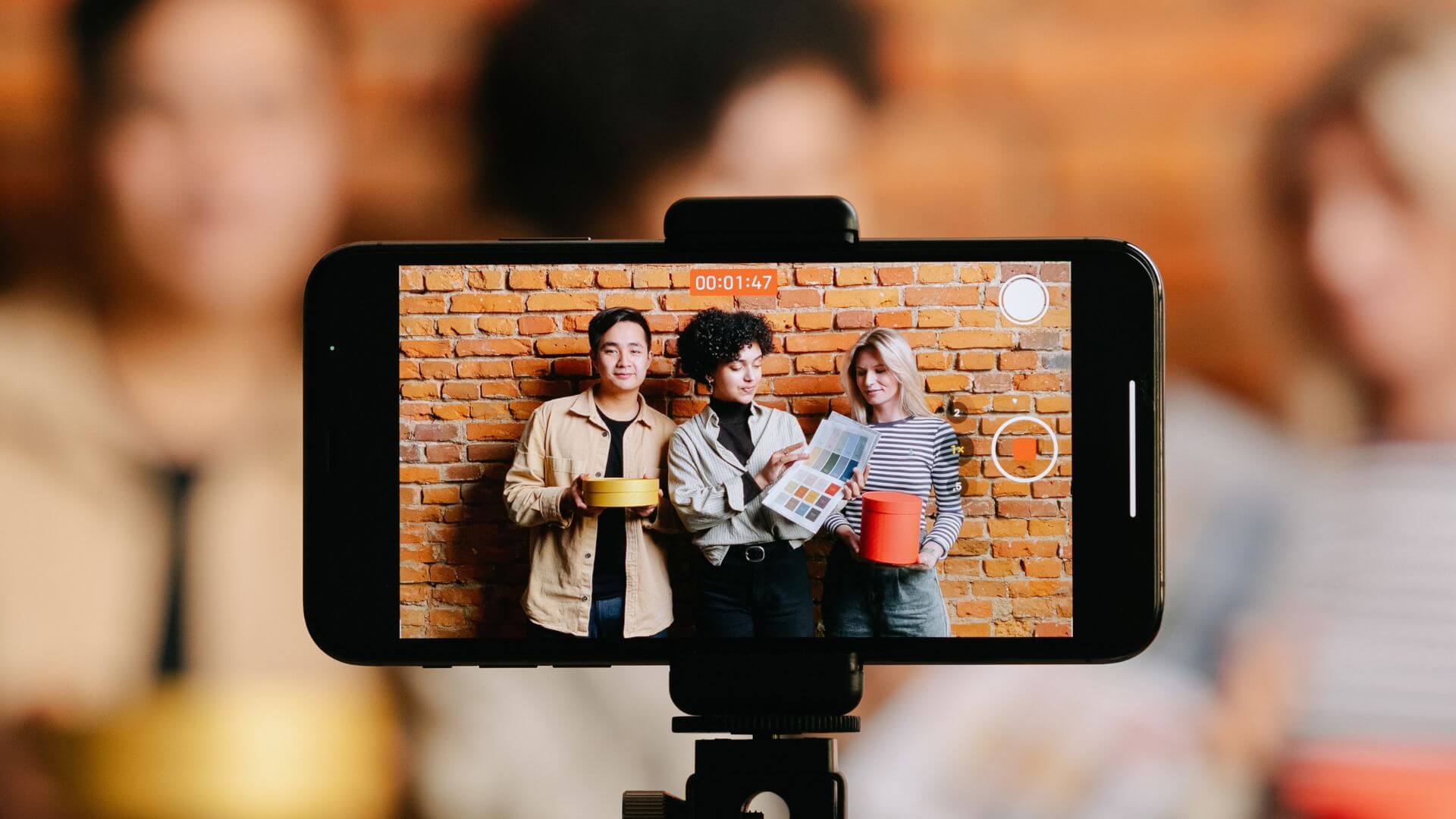 Teléfono celular graba a tres creadores de contenido, dentro del mercado digital en el que opera Electrify.