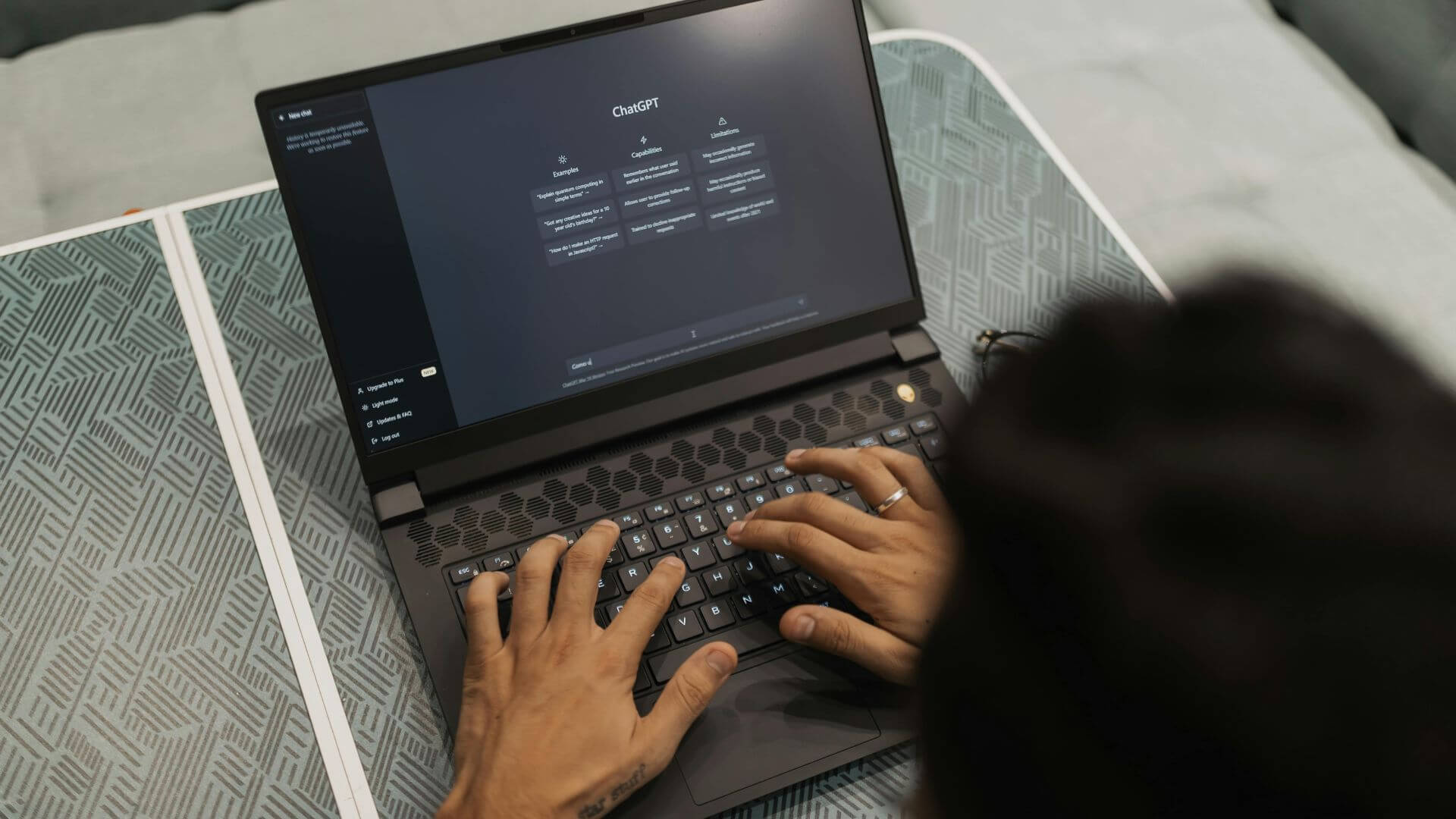 Persona frente a una notebook con ChatGPT abierto, en un contexto de uso de agentes de IA para tareas profesionales.