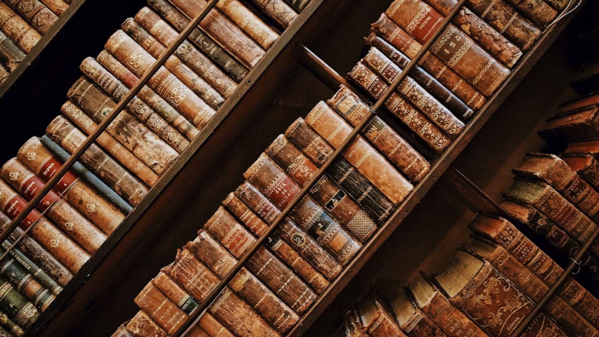 Estanterías repletas de libros antiguos y encuadernaciones gastadas, un tipo de material relacionado con el Proyecto Panamá.